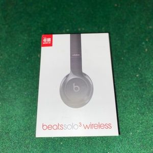 Beats solo 3 wireless gloss black never used